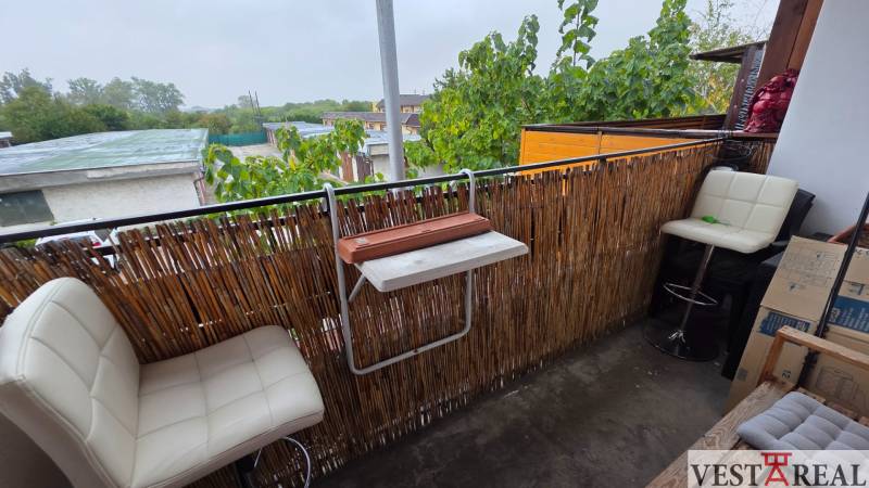 Egy galántai 3 szobás lakás erkélye modern korláttal és fehér bárszékekkel.