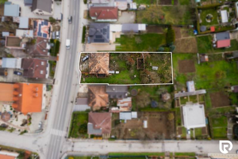 Családi ház és telek légi felvétele a Partizánska utcában, Bánovce nad Bebravou-ban.