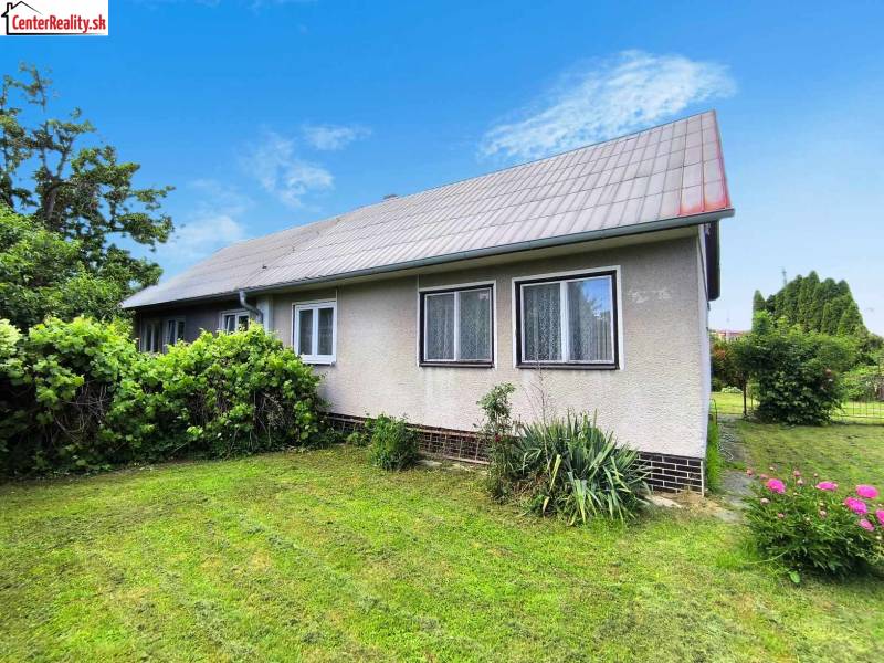 Családi ház Novákon kerttel, gyepesítéssel és díszcserjékkel.