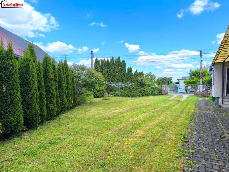 Családi ház kertje Privigyén gondosan karbantartott gyepfelülettel és sövénnyel.