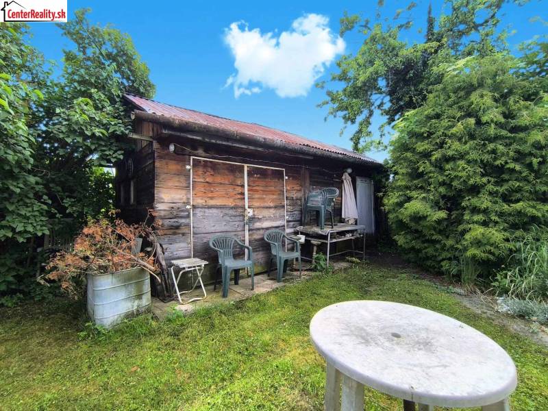 Faház műanyag székekkel a családi ház kertjében, Novákon.