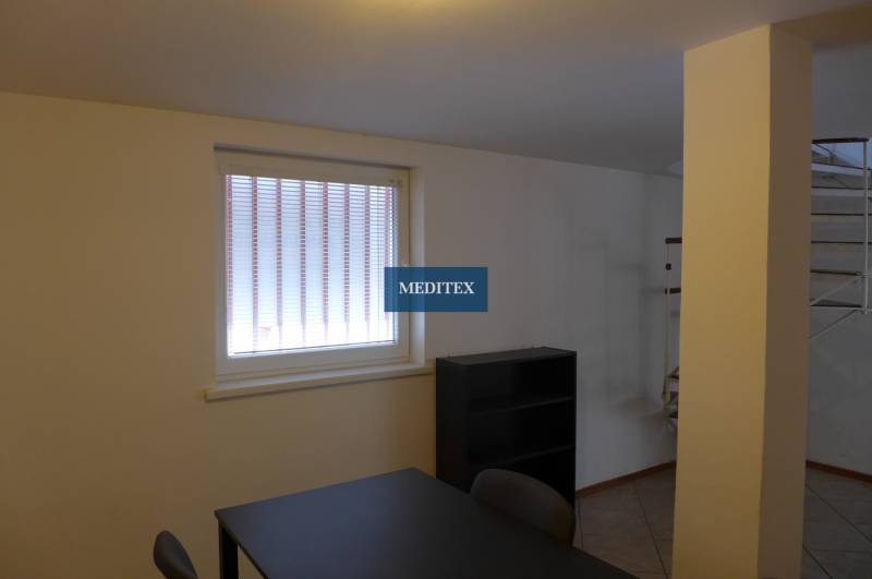 Ospravedlňujem sa, ale potrebujem vedieť, čo konkrétne chcete preložiť do maďarčiny. Mohli by ste mi poskytnúť text, ktorý potrebujete preložiť?