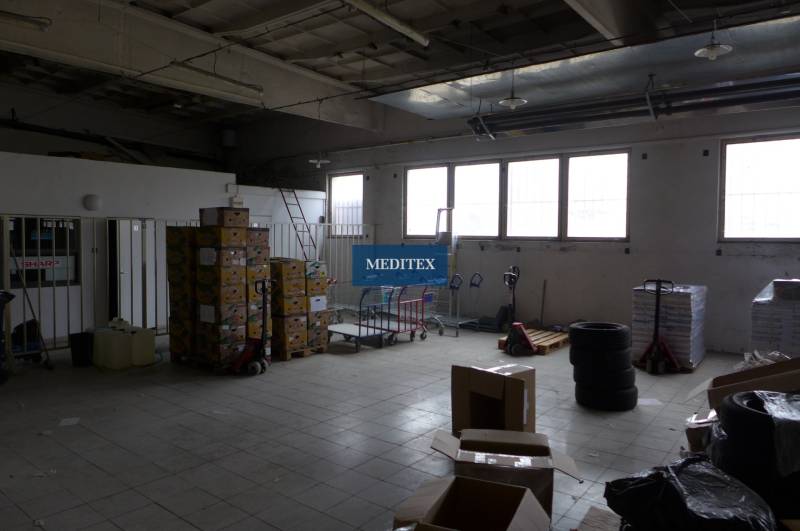 Raktárak és csarnokok dobozokkal, raklapokkal és tárolóberendezésekkel.