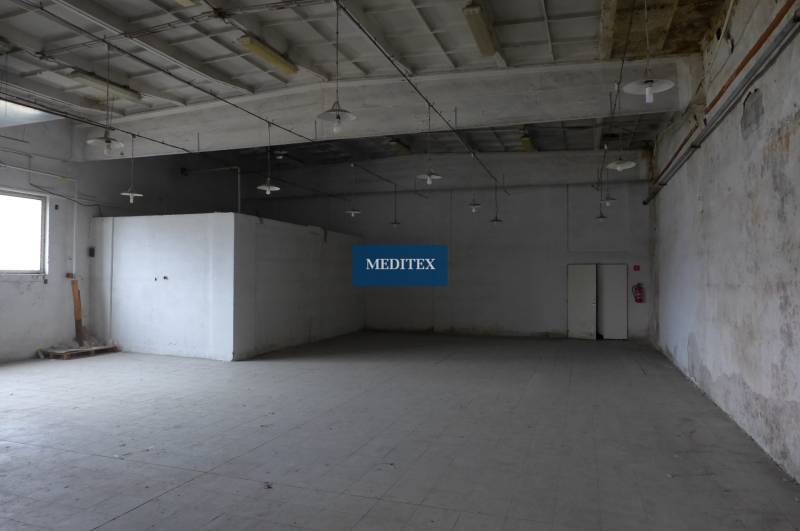 Ipari raktárbelső magas mennyezettel és betonpadlóval.