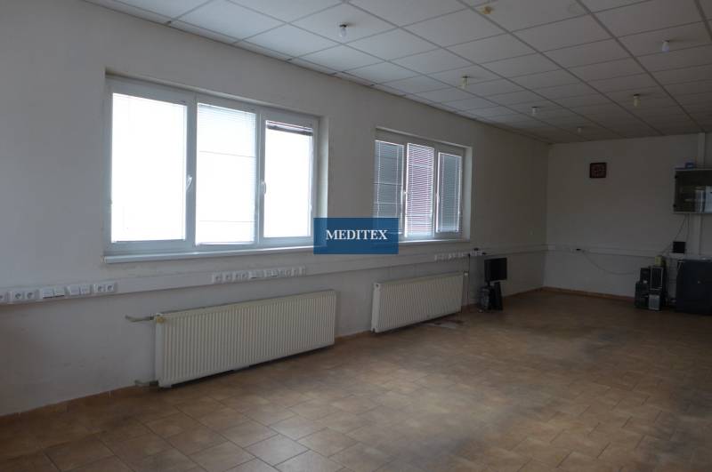 Üres szoba fali radiátorokkal és csempével raktárakban és csarnokokban.