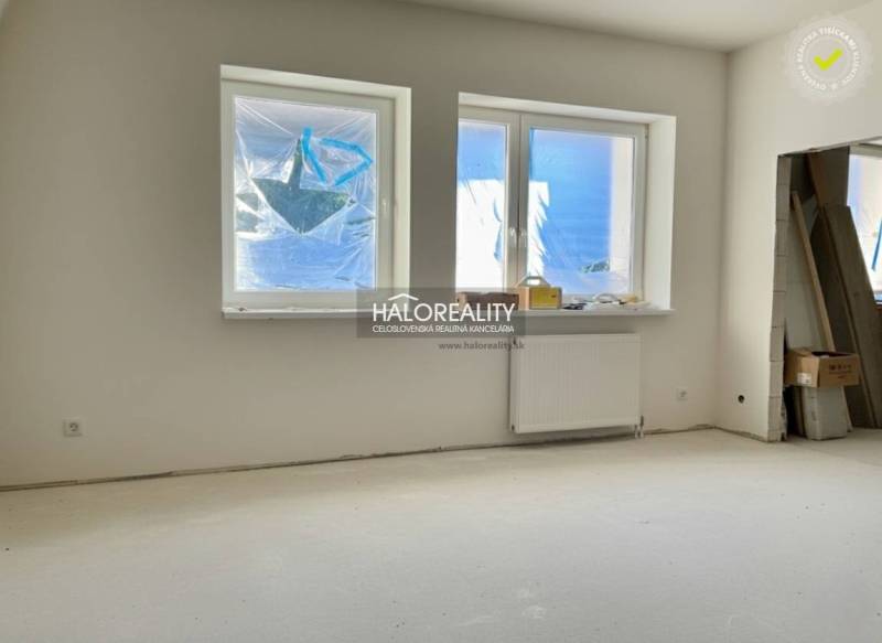 Szoba családi házban ablakokkal és radiátorral, befejezésre kész, kihasználatlan tér.