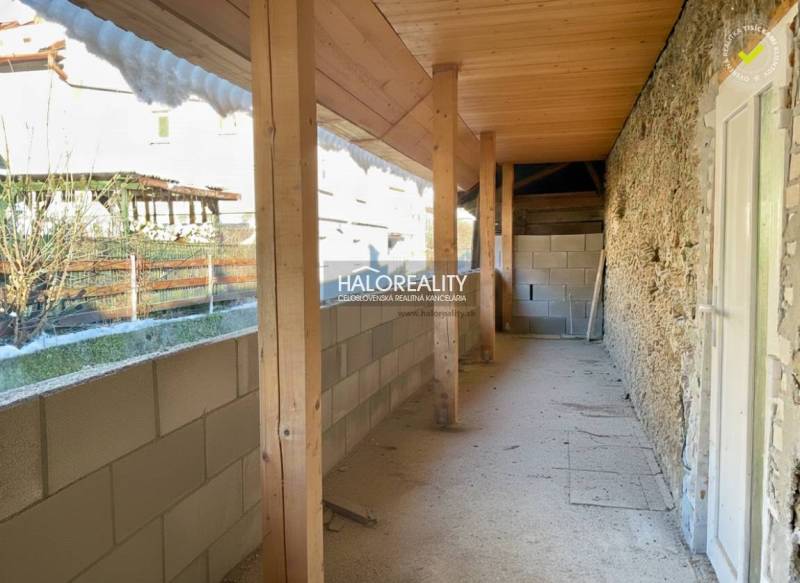 A Hroneci családi ház beépített területe, kőfalakkal és fa gerendákkal.