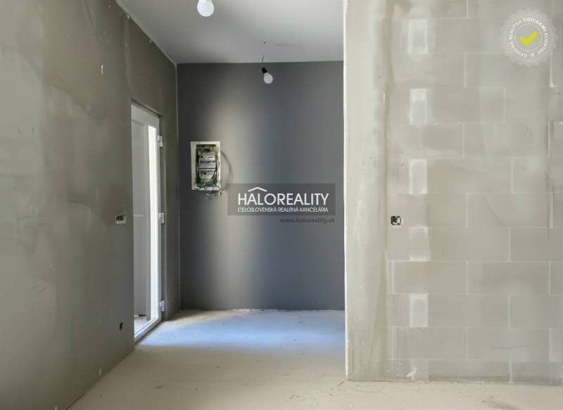 Családi ház belső tere vakolt falakkal és elektromos vezetékekkel.