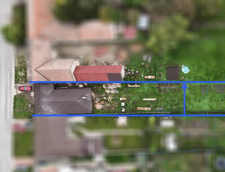 Családi ház nagy telekkel, parkolóval, kerttel és medencével.