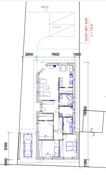 A terv egy családi ház alaprajzát mutatja garázzsal és terasszal, ideális építészet.