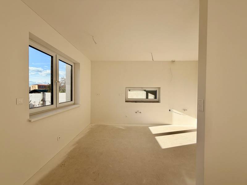 Családi ház belső tér padló nélkül és ablakokkal a napos oldalon.