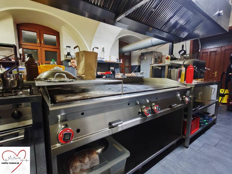 Konyhai gasztronómiai terek rozsdamentes felszereléssel és páraelszívóval.