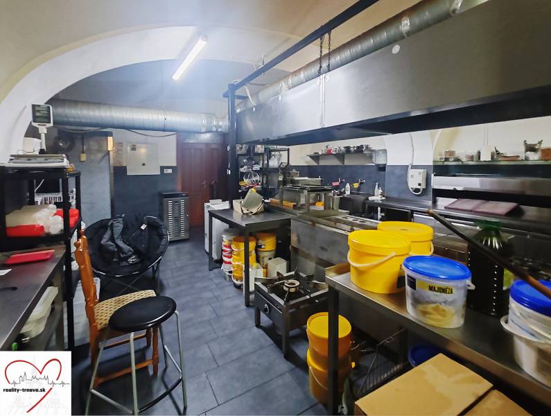 Konyhai helyiségek felszereléssel és edényekkel, készen állnak a gasztronómiai térben való használatra.