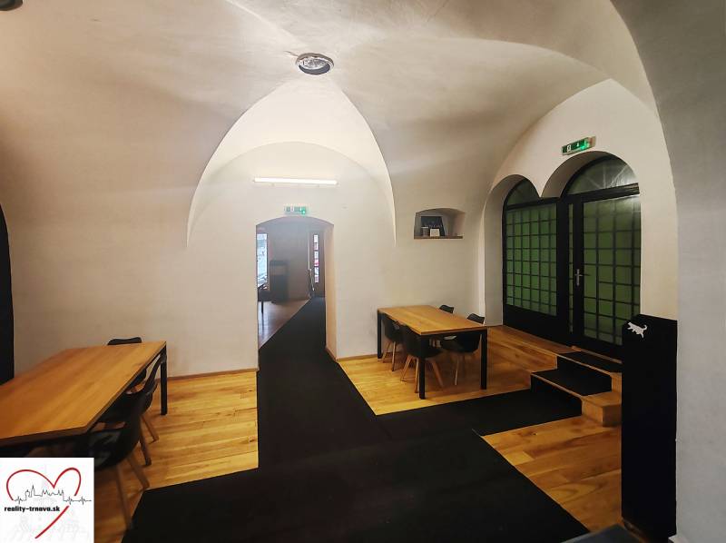 Étteremhelyiségek boltíves mennyezettel és fa dekorációjú padlóval.