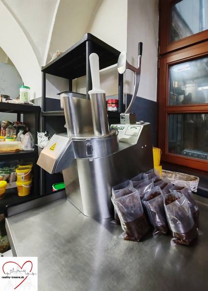 Konyhai vendéglátóipari helyiségek berendezésekkel és csomagolt alapanyagokkal.