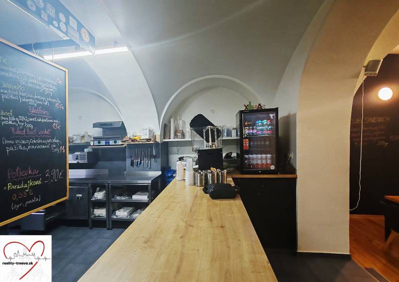 Gasztronómiai tér belső tere fa dekorációjú padlóval, munkalappal és italhűtéssel.