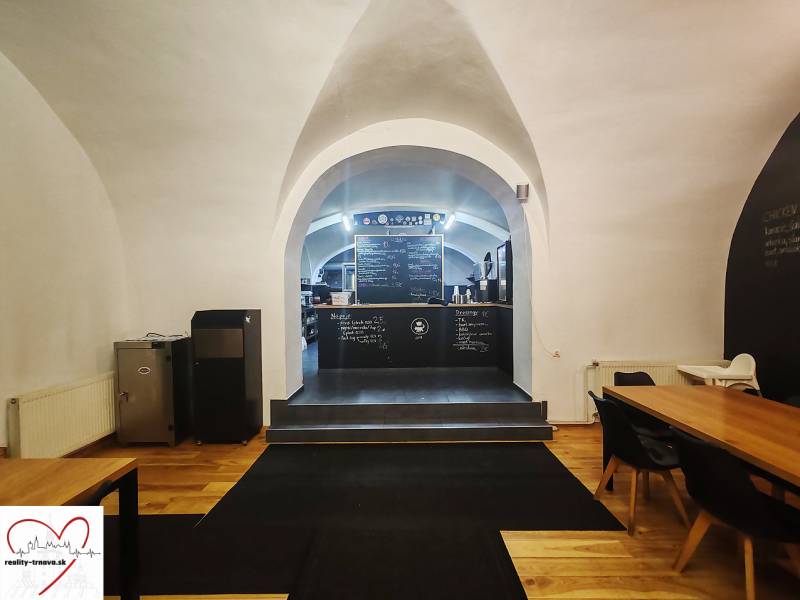 Éttermi belső terek boltívekkel, táblafalakkal és fa dekorációjú padlóval.