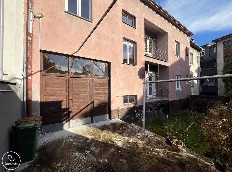 A Medveckého utcai társasház külső része Rózsahegyen, garázzsal és udvarral.