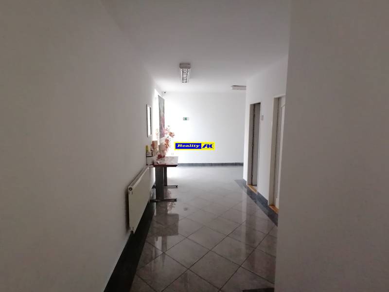 Irodai folyosó csempével és dekorációval.