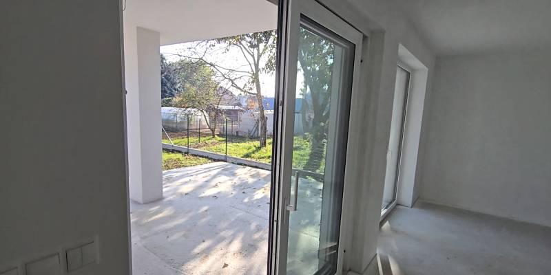 A családi ház teraszra vezető ablakai és ajtói, kilátás a kertre.