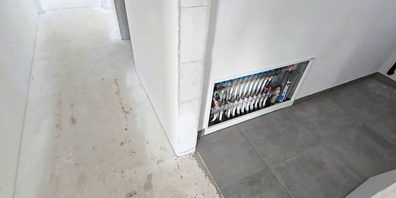 Folyosó családi házban vezetékekkel és csempével Pöstyénben.