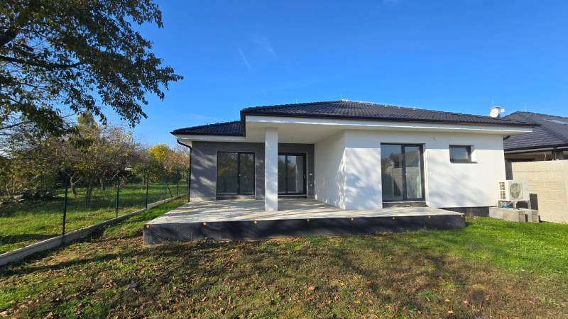 Családi ház Pöstyénben terasszal és zöld kerttel.