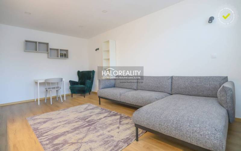 Nappali egy kétszobás lakásban sarokkanapéval és fa dekorációjú padlóval.