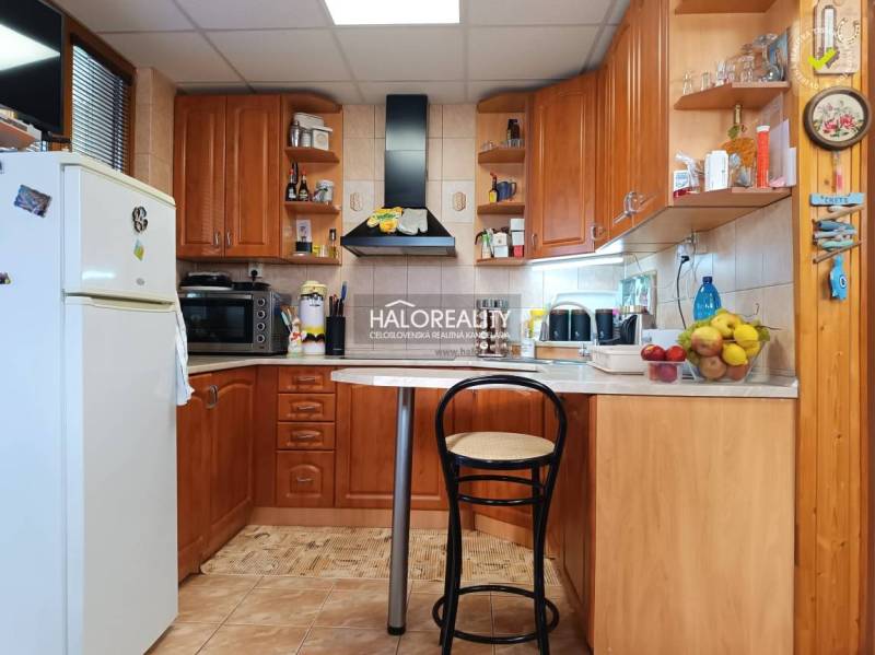 Konyha faházban fa dekorációval, bárpulttal és háztartási gépekkel.