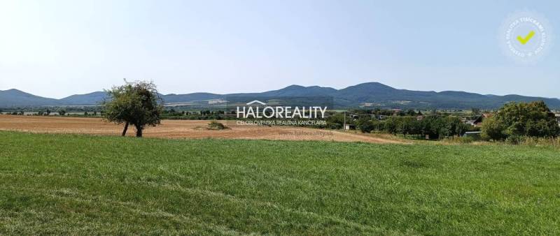 Földterület - lakóövezet Cserhóban, táj panorámával és fákkal.