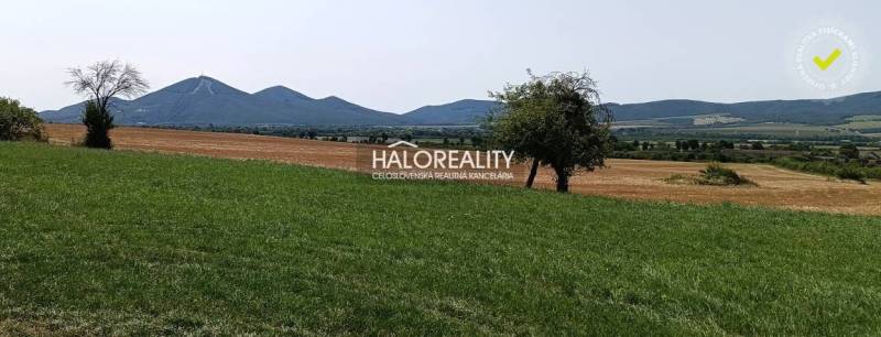 Gyep- és mezőgazdasági területek Čerhov város környékén, ideálisak lakhatásra.