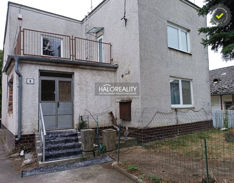 Családi ház Zemplénben lépcsővel, erkéllyel és ritka kerítéssel.