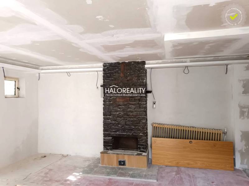 Kandalló kőmintával a családi ház belsejében.