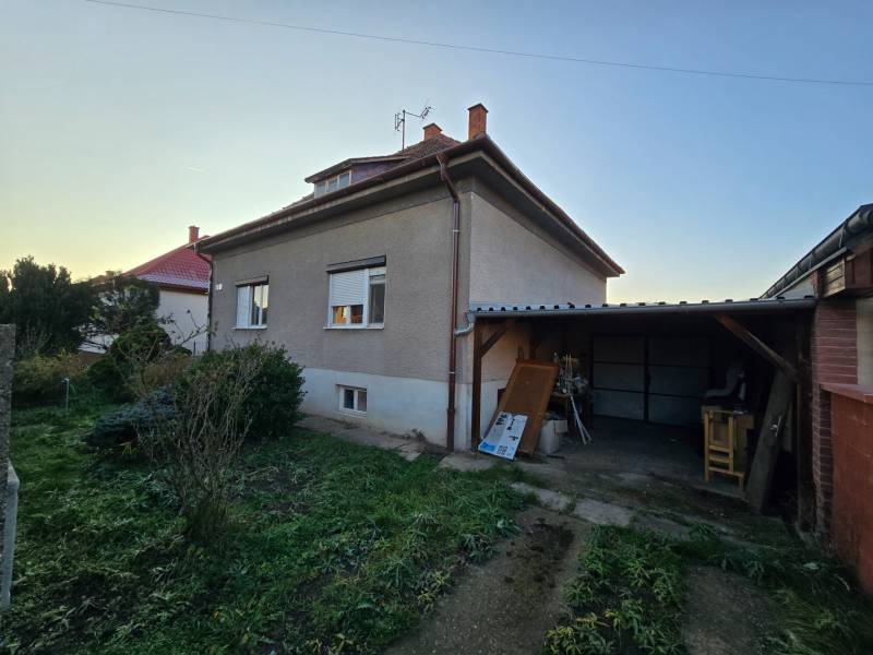 Családi ház a Napfény utcában, Újvárosban, fedett beállóval és kerttel.