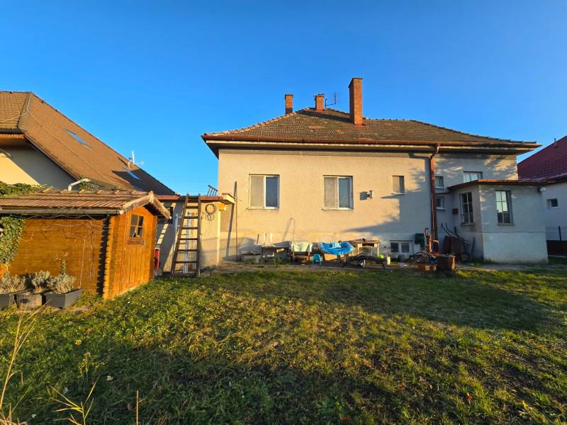 Családi ház a Napfény utcában, Újvárosban, fa előtetővel és kerttel.