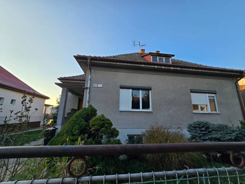 Családi ház a Napfény utcában, Újvárosban, előkerttel és rendezett környezettel.