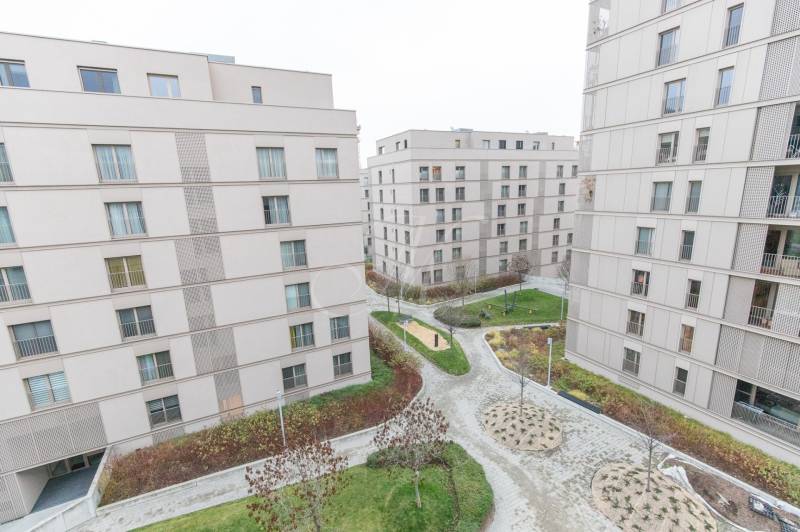 Lakóházak belső udvarral és zöldterülettel a Pozsony-Újvárosban található Račianská utcában.