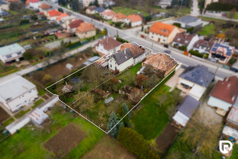 Családi ház a Partizánska utcában, Bánovce nad Bebravou-ban, nagy telekkel.