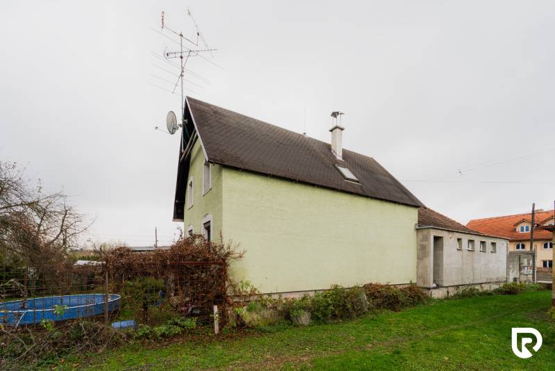 Családi ház a Partizánska utcában, Bánovce nad Bebravou-ban, a kert mellett medencével.