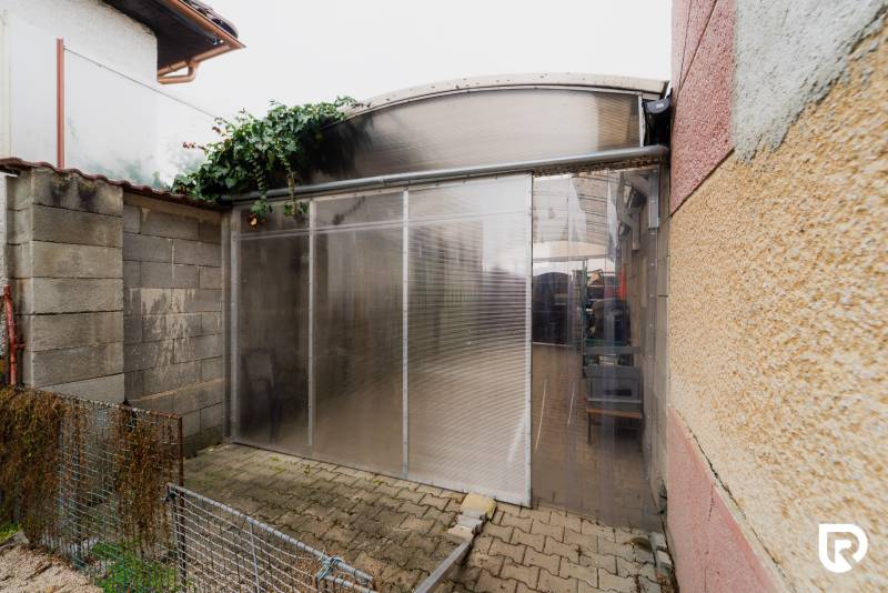 Fedett tárolóhelyek egy családi ház mellett a Partizánska utcában, Bánovce nad Bebravou-ban.