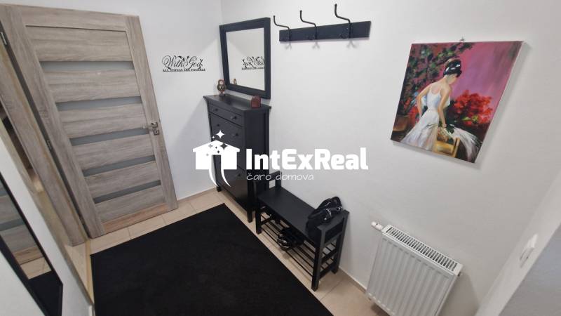 Folytatás egy háromszobás lakásban képpel, szekrénnyel és fogassal.