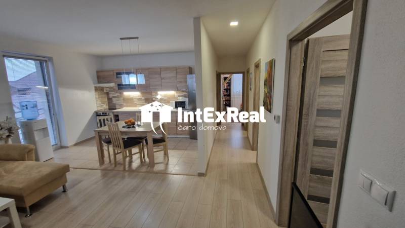 3 szobás lakás belső tere konyhával és fa dekorációjú padlóval.