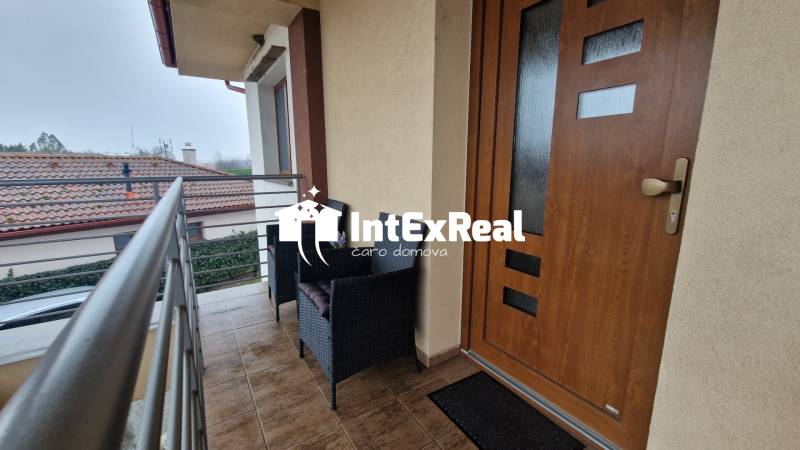 Erkély egy 3 szobás lakásban ülőhellyel, kilátással Vozokanyra és a környező tetőkre.