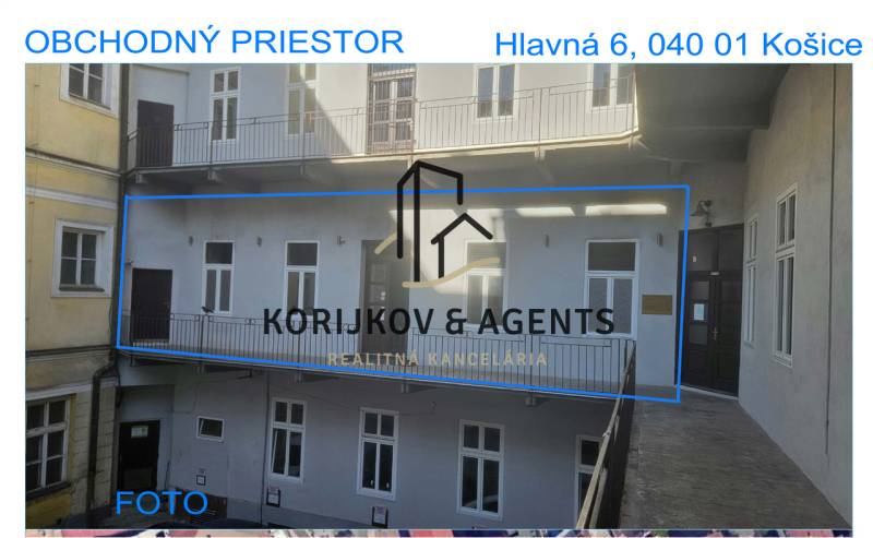 Üzlethelyiség erkéllyel a Kassa Fő utcáján, Óváros városrészben.