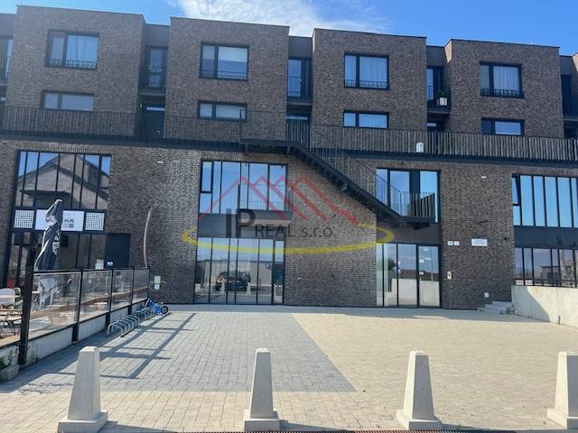 Külső nézet a pozsonyi - Jarovce lakókomplexumról a Sýpke téren.