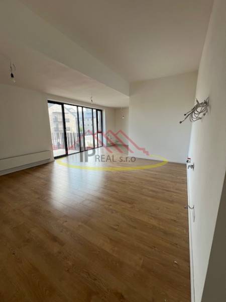 2 szobás lakás belső tere fa dekor padlóval és nagy ablakokkal.