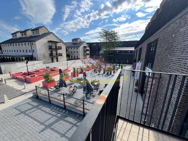 A Sýpka tér külső része Pozsonyban - Jarovcén, terasszal és téglából épült épületekkel.