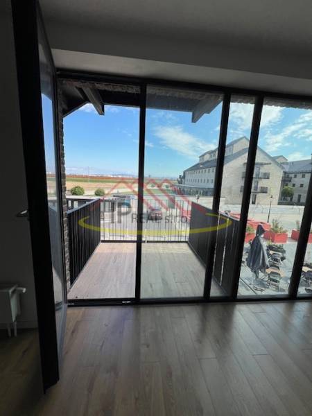 Üvegezett erkély kilátással Pozsony utcáira - Jarovce, Tér a Magtárnál, 2 szobás lakás.