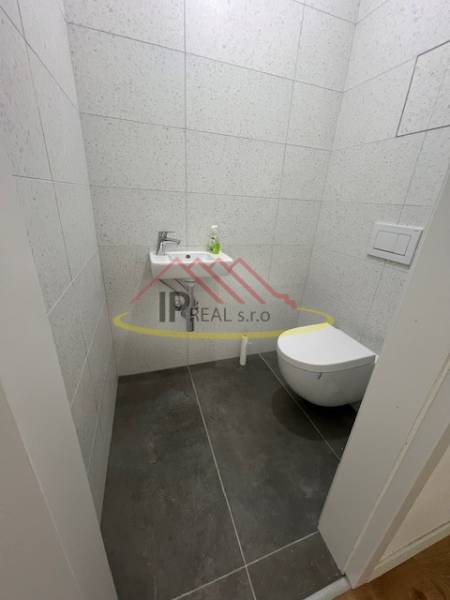 WC mosdóval a Magtár téri kétszobás lakásban.