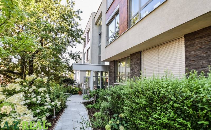 Egy társasház a pozsonyi Staré Mesto Mudroňova utcájában, zöldövezet és kert veszi körül.