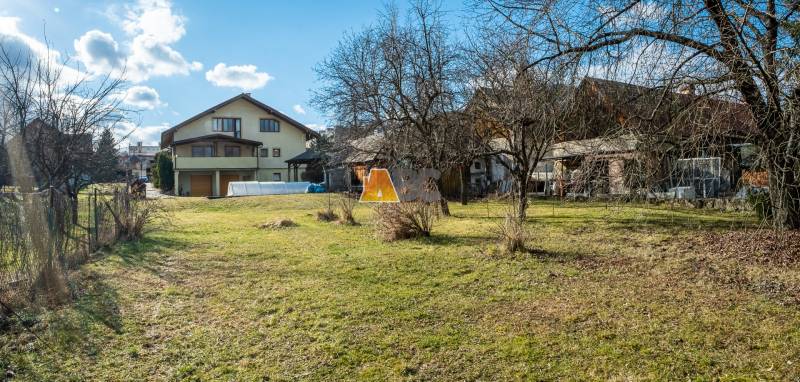 Villa kiterjedt kerttel az Andreja Sládkoviča utcában, Zsarnócán.